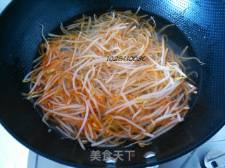 绿豆芽炒肉的做法步骤：2