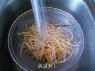 绿豆芽炒肉的做法步骤：3