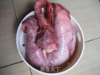 雪梨南北杏木瓜煲猪肺的做法步骤：1