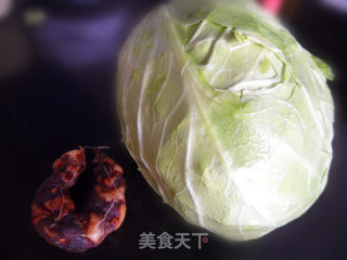 圆白菜炒风干肠的做法步骤：1