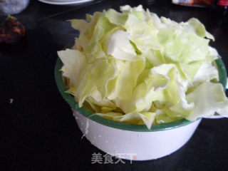 圆白菜炒风干肠的做法步骤：2