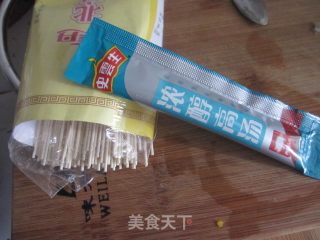骨汤煮面的做法步骤：3