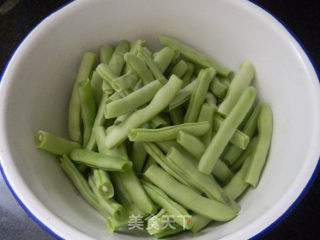 揽菜肉丝炒扁豆的做法步骤：2