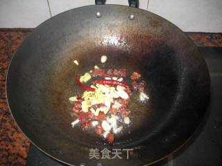 藜蒿炒腊肠粒的做法步骤：4