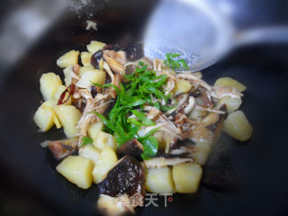 香菇烧土豆的做法步骤：7