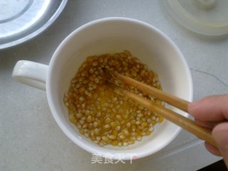 简单微波炉自制焦糖巧克力爆米花的做法步骤：2