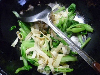 千张炒鸡毛菜的做法步骤：9