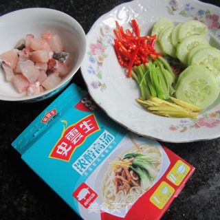 微波黄瓜鱼丁汤的做法步骤：2