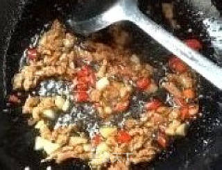 教你烹饪嫩绿多汁----〖干煸肉末四季豆〗的做法步骤：5