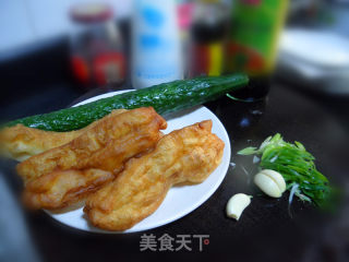 油条拌黄瓜的做法步骤：1
