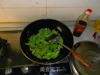 咸肉炒刀豆的做法步骤：5