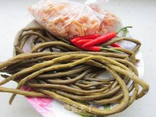 酸豆角炒虾米的做法步骤：1
