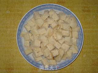馒头炒鸡丁的做法步骤：2