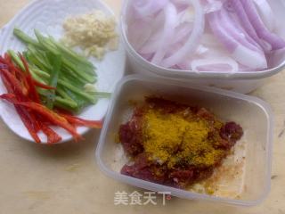 咖喱洋葱炒牛肉的做法步骤：2