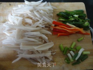 爽脆酸甜的--【糖醋藕条】的做法步骤：2