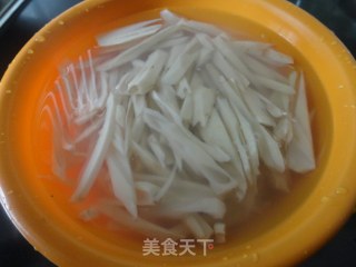 爽脆酸甜的--【糖醋藕条】的做法步骤：3