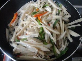 爽脆酸甜的--【糖醋藕条】的做法步骤：5