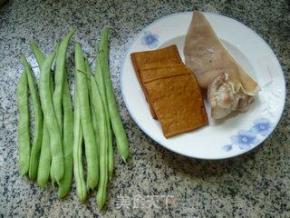 香干梅豆炒猪耳朵的做法步骤：1
