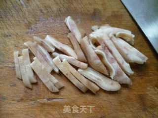 香干梅豆炒猪耳朵的做法步骤：4