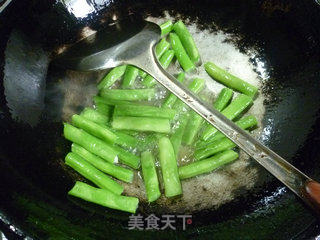 香干梅豆炒猪耳朵的做法步骤：7