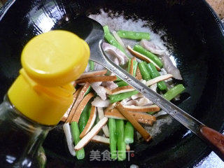 香干梅豆炒猪耳朵的做法步骤：9