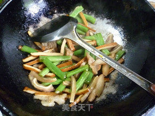 香干梅豆炒猪耳朵的做法步骤：12