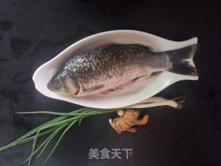 清蒸鲫鱼的做法步骤：1
