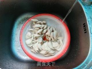 青椒炒平菇的做法步骤：1