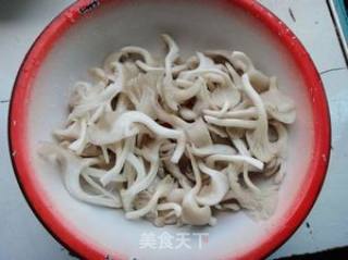 青椒炒平菇的做法步骤：2