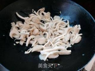 青椒炒平菇的做法步骤：5