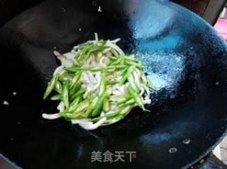 青椒炒平菇的做法步骤：7