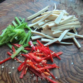 芹菜豆腐丝凉拌的做法步骤：2