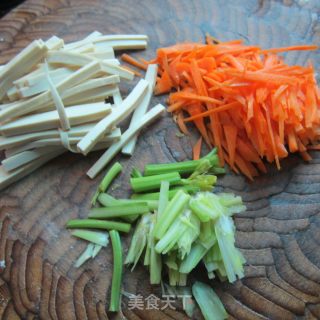 香芹萝卜豆腐丝的做法步骤：2