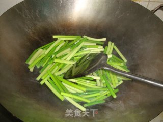 【蒜薹煎猪肉】----棒打猪八戒的做法步骤：7