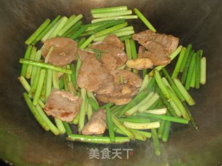 【蒜薹煎猪肉】----棒打猪八戒的做法步骤：9
