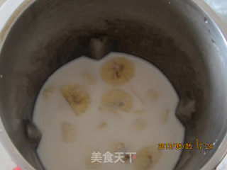 香蕉奶昔的做法步骤：2