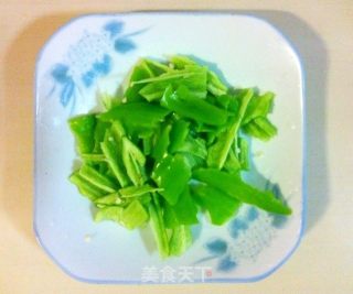 猪肝爆炒尖椒的做法步骤：2