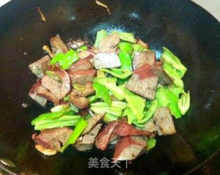 猪肝爆炒尖椒的做法步骤：4