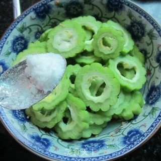 生拌苦瓜圈的做法步骤：3
