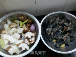干锅鸡的做法步骤：1