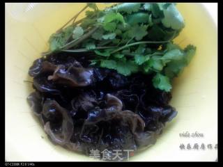 立夏--香菜木耳的做法步骤：1