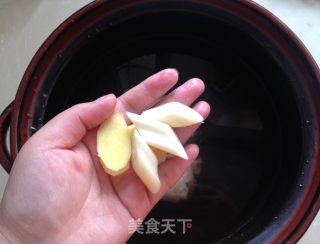 黑豆猪蹄汤的做法步骤：7