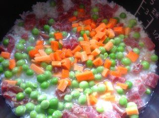 [腊肠豌豆饭]------养眼又美味，轻松吃好饭的做法步骤：3