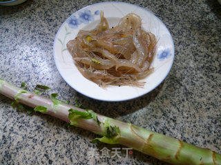 江白虾炒莴笋的做法步骤：1