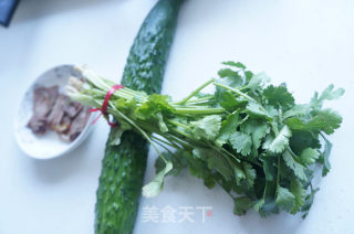 香菜牛肉拌黄瓜的做法步骤：1