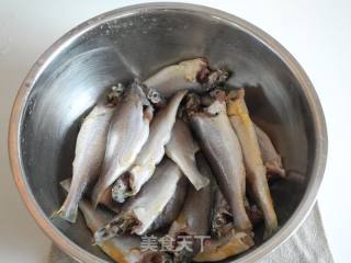 香炸小黄花的做法步骤：1