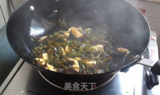 香椿炒鸡蛋的做法步骤：7