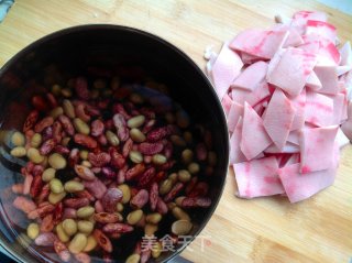 彩豆烩猪皮的做法步骤：1