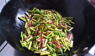 蒜苔炒肉的做法步骤：10