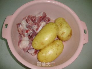 土豆焖排骨的做法步骤：1